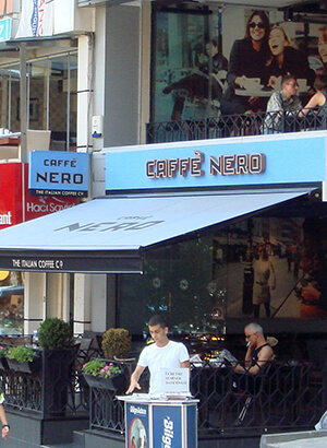 <strong>Caffe Nero</strong><span><b></b></span><i>→</i>
